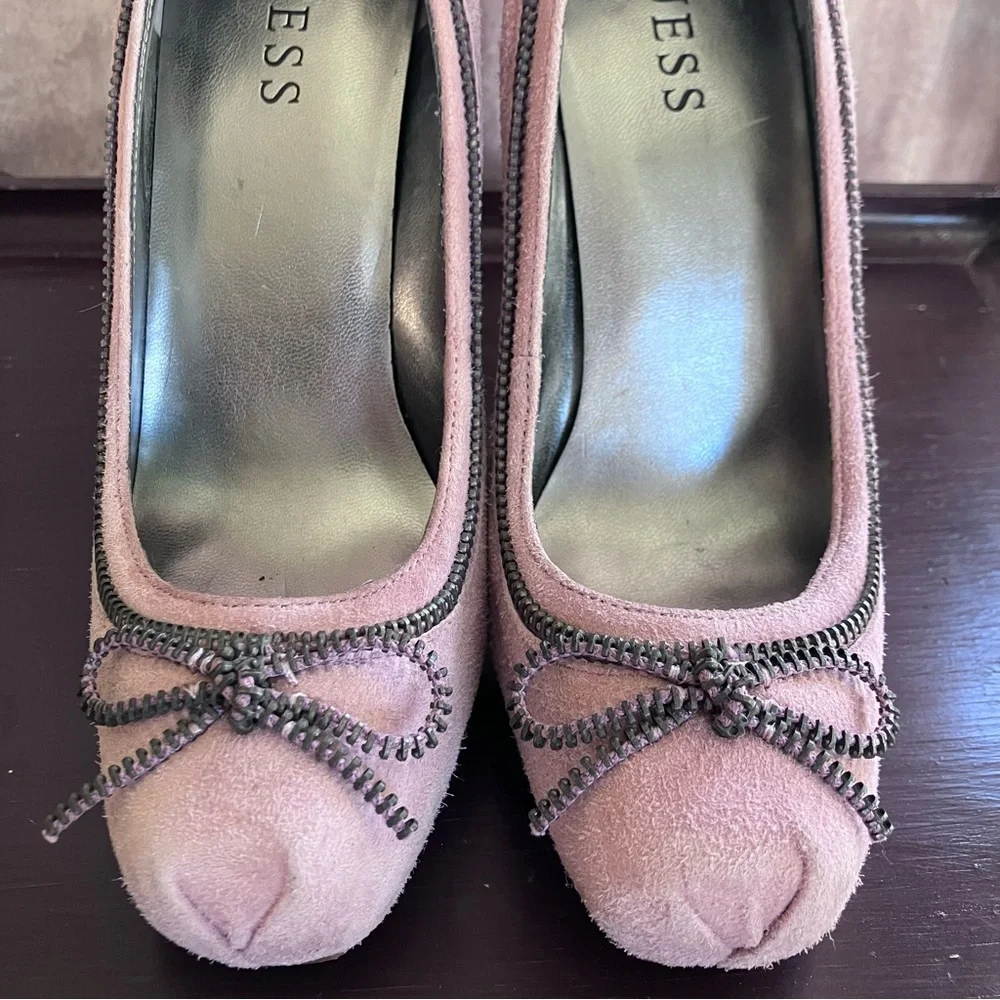 Guess Dusty Pink Suede Pumps Zipper Bow Chain Trim Stiletto Heels Women’s 6.5 - Picture 8 of 11
